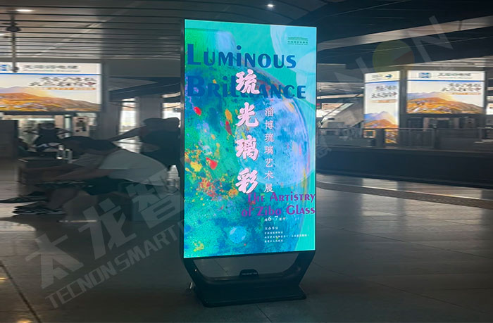 北京南站站臺(tái)點(diǎn)亮的LED廣告機(jī)